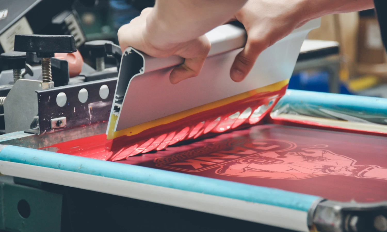 techniki nadruku na koszulce